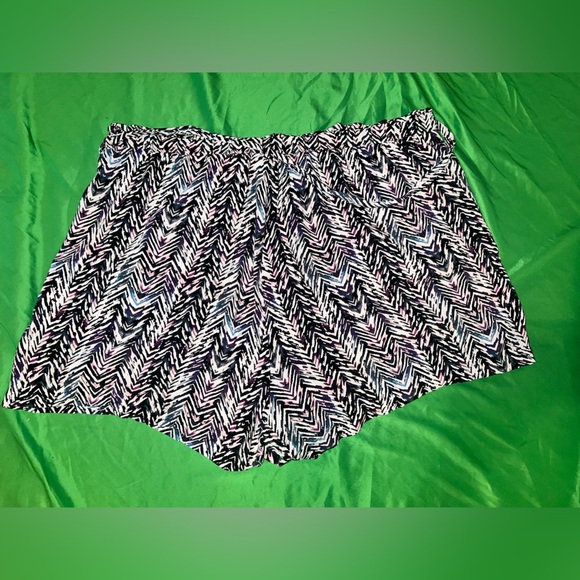 Torrid Black and White High Waist Geometric Shorts size 3 - Picture 4 of 9